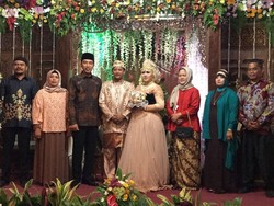 Tembus Gang Sempit, Jokowi Hadiri Pernikahan Anak Perawat Rusa Istana