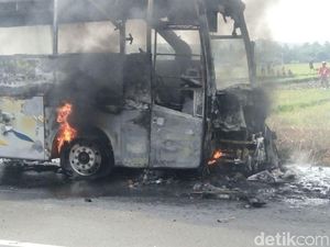 Heroik! Warga Gotong Royong Selamatkan Lansia di Bus Terbakar