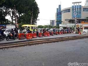 Daop 8 Didesak Pasang Block Rel di Perlintasan Depan RSI Wonokromo