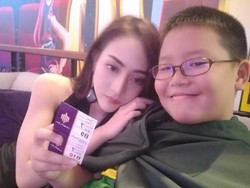 Kencan dengan Model Cantik dan Seksi, Bocah 10 Tahun Ini Jadi Viral