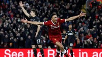 Trent-Alexander Arnold kemudian mencetak gol ketiga untuk Liverpool. Gol tersebut terasa spesial untuk bek berusia 19 tahun itu karena merupakan gol pertamanya di Premier League dan di Anfield. Foto: Phil Noble/REUTERS