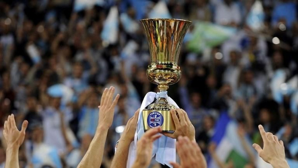 Trofi Coppa Italia. (Foto: FILIPPO MONTEFORTE / AFP PHOTO)