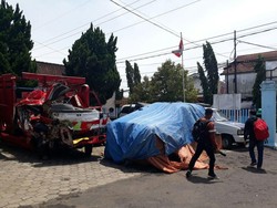 Mobil Waka Polres Kota Malang yang Tewaskan 2 Orang Ditutup Terpal