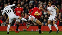 MU menjamu Burnley di pekan ke-20 Premier League di Old Trafford, Selasa (26/12/2017). Zlatan Ibrahimovic jadi starter di lini depan dan berduet dengan Romelu Lukaku. Foto: Lee Smith/Action Images via Reuters