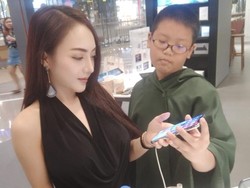 Gokil! Bocah 10 Tahun Ini Hadiahi Model Seksi iPhone X