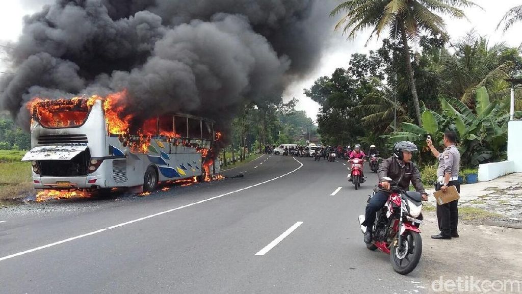 Foto: Kecelakaan Tragis di Bantul hingga Bus Terbakar