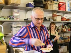 PM Australia Rayakan Natal dengan Menjadi Relawan