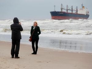 Ramai-ramai Bergaya di Depan Kapal Kargo yang Kandas