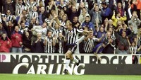 4. Alan Shearer - bikin gol sekaligus assist dalam 31 laga Premier League. Foto: Clive Mason /Allsport
