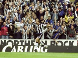 Alan Shearer. Dengan 11 hat-trick di Premier League, Shearer memuncaki daftar ini. Dari 441 penampilan di ajang itu, hat-trick terakhir Shearer terjadi pada 19 September 1999. (Foto: Clive Mason /Allsport)