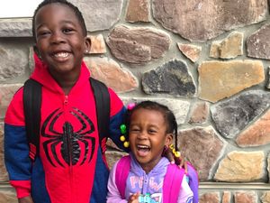 Lihat Deh, Bun, Momen Manis Saat Adik Tunggu Kakak Pulang Sekolah