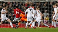 Tapi, mereka baru bisa melakukannya di injury time melalui gol kedua Lingard. Foto: Lee Smith/Action Images via Reuters