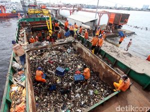 Begini Tumpukan Sampah dari Laut Utara Jakarta