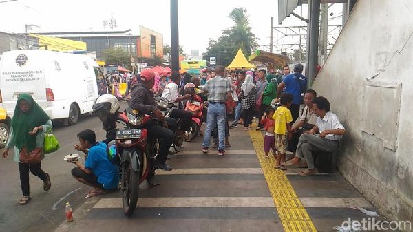 Penampakan Opang dan PKL Mangkal Lagi di Trotoar Stasiun Tanah Abang