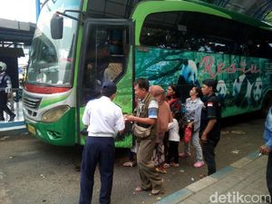 Sopir Bus Ini Kabur Tinggalkan Penumpangnya Saat Dites Urine
