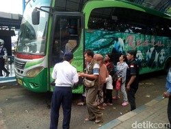 Sopir Bus Ini Kabur Tinggalkan Penumpangnya Saat Dites Urine