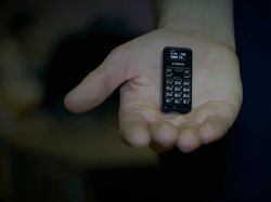 Penampakan Ponsel Terkecil di Dunia, Cuma Seukuran Jempol