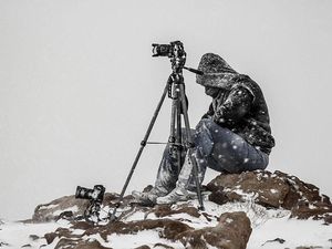 Aksi Gila Fotografer demi Berburu Foto yang Memukau