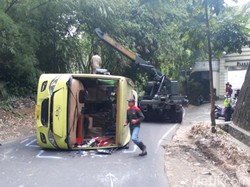 Bus Pariwisata Terguling, Lembang-Cisarua Ditutup