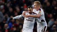 Barnes tak sendirian. Pada laga yang sama, Steven Defour, juga menjaringkan bola ke gawang De Gea. Laga dikandang MU itu selesai 2-2. (Foto: Lee Smith/Action Images via Reuters)