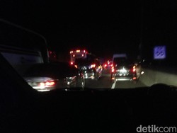 Tol Cikampek Masih Padat, Truk Dialihkan Lewat Pantura