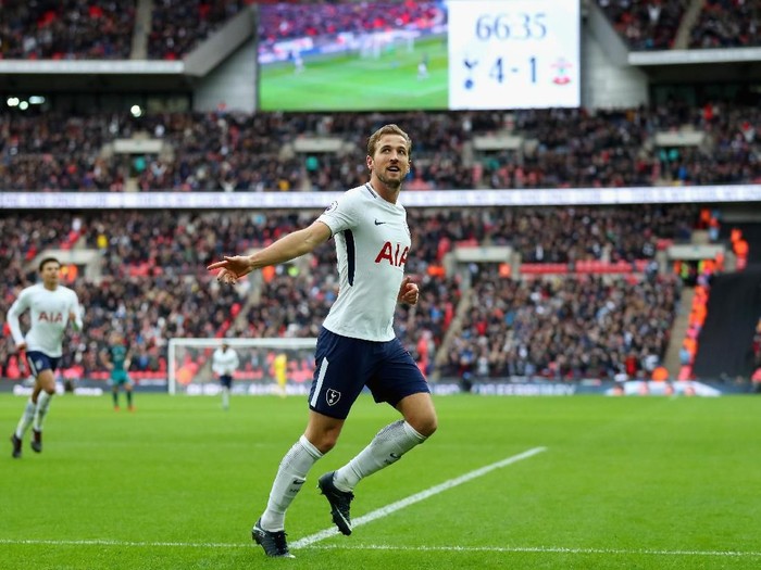 LONDON, ENGLAND - DECEMBER 26:  Harry Kane of Tottenham Hotspur celebrates after scoring his sides fifth goal during the Premier League match between Tottenham Hotspur and Southampton at Wembley Stadium on December 26, 2017 in London, England.  (Photo by Catherine Ivill/Getty Images)