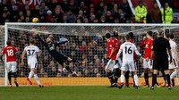 MU malah kebobolan lagi di menit ke-36 setelah tendangan bebas Steven Defour tak bisa dijangkau David de Gea. Foto: Lee Smith/Action Images via Reuters