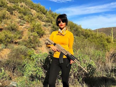 Dari Syahrini Hingga Angel Lelga, Para Seleb Cantik Ini Jajal Olahraga Nembak