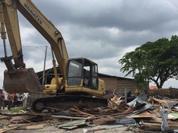 Untuk Perluasan Taman, 23 Bangunan Liar di Keputih Ditertibkan