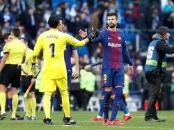 Meski tak banyak bertemu di atas lapangan, Keylor Navas dan Gerard Pique menunjukkan kalau yang terpenting adalah bersikap sportif. (REUTERS/Paul Hanna)