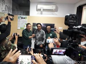 Digugat Cerai, Charly Masih Posting Foto Regina Irawan Digugat Cerai, Charly Masih Posting Foto Regina Irawan