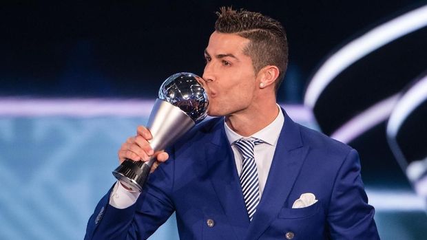 Cristiano Ronaldo ZURICH, SWITZERLAND - JANUARY 09: The Best FIFA Men's Player Award winner Cristiano Ronaldo of Portugal and Real Madrid kisses the trophy during The Best FIFA Football Awards 2016 on January 9, 2017 in Zurich, Switzerland. (Photo by Philipp Schmidli/Getty Images)