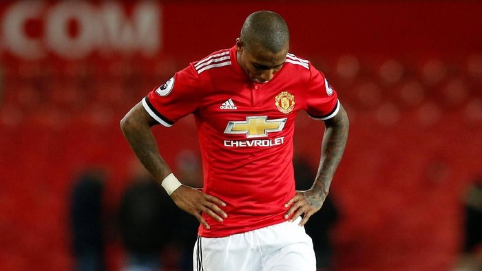 Menyikut Lawan, Ashley Young Dihukum Tiga Laga