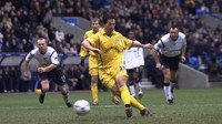 Di musim perdana Robbie Fowler usai meninggalkan Liverpool, ia bikin hat-trick buat Leeds saat melawan Bolton di Boxing Day 2001. Foto: Michael Steele/ Allsport