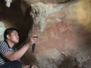 Gua di Sulawesi Simpan Lukisan Telapak Tangan Purbakala