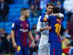 Sergio Ramos memberikan pelukan pada Lionel Messi usai pertandingan tuntas (Gonzalo Arroyo Moreno/Getty Images)