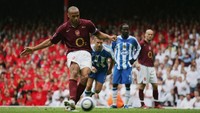 Thierry Henry dua kali meraih dua kali meraih gelar Sepatu Emas Eropa. Ia melakukannya secara beruntun bersama Arsenal pada musim 2003/2004 (30 gol) dan 2004/2005 (25 gol) (Foto: Shaun Botterill/Getty Images)