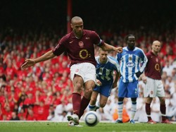 Thierry Henry dua kali meraih dua kali meraih gelar Sepatu Emas Eropa. Ia melakukannya secara beruntun bersama Arsenal pada musim 2003/2004 (30 gol) dan 2004/2005 (25 gol) (Foto: Shaun Botterill/Getty Images)