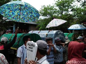 Sekeluarga Tewas di Galian Septic Tank Dimakamkan Berdampingan Sekeluarga Tewas di Galian Septic Tank Dimakamkan Berdampingan