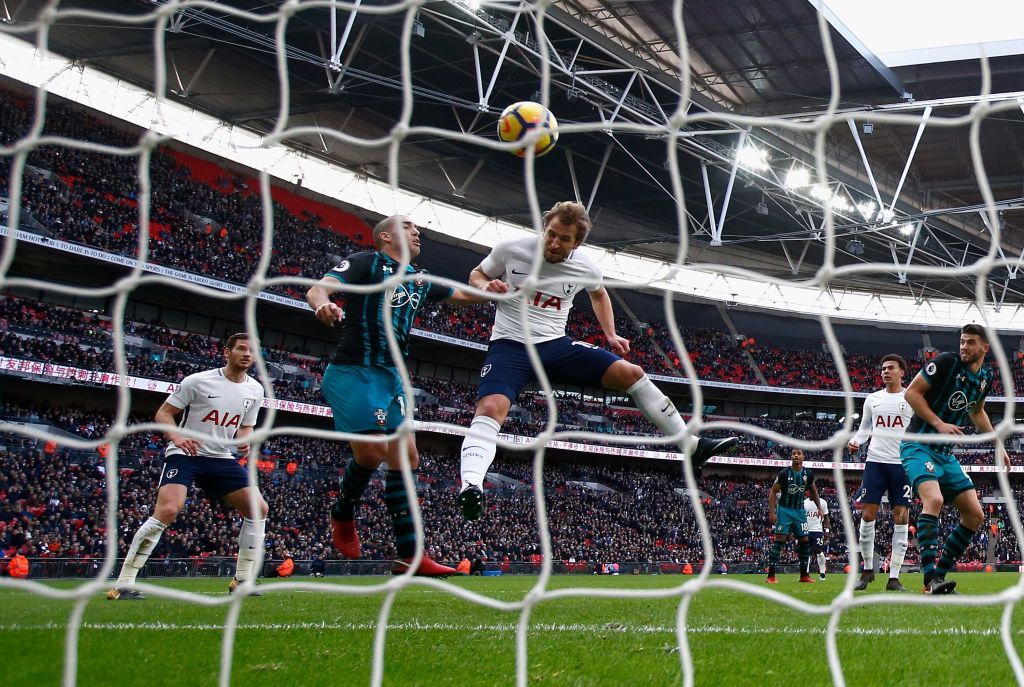 Harry Kane (tengah) yangg tajam di depan gawang