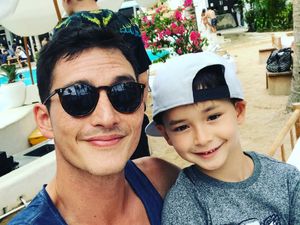 Besties! Dekatnya Mike Lewis dan si Kecil Seperti Sahabat