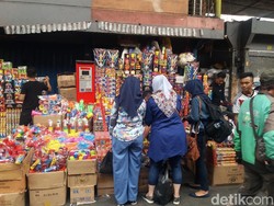 Pedagang Kembang Api Pasar Pagi Tambora Tumpahi Jalan, Lalin Macet