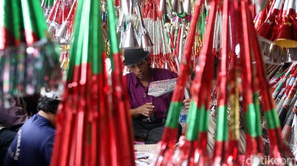 Jelang Pergantian Tahun, Pedagang Terompet Kembali Menjamur