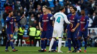 Luis Suarez sempat kena ayunan tangan Sergio Ramos di tengah laga, tapi setelah laga tuntas mereka bersalaman tanda sportivitas. (REUTERS/Paul Hanna) Luis Suarez sempat kena ayunan tangan Sergio Ramos di tengah laga, tapi setelah laga tuntas mereka bersalaman tanda sportivitas. (REUTERS/Paul Hanna)