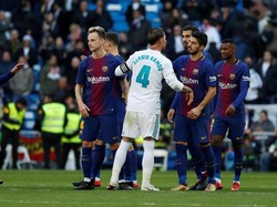Luis Suarez sempat kena ayunan tangan Sergio Ramos di tengah laga, tapi setelah laga tuntas mereka bersalaman tanda sportivitas. (REUTERS/Paul Hanna)