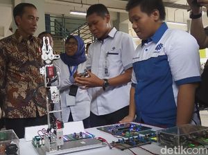Jokowi Puji Pelatihan Bikin Robot di BBPLK Bekasi