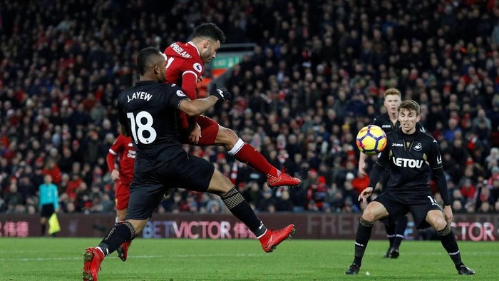 Perayaan Setengah Hati Gol Debut Chamberlain di Anfield