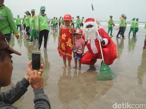 Batman Sampai Sinterklas Bersih-bersih Pantai Kuta, Bali