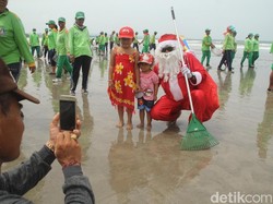 Batman Sampai Sinterklas Bersih-bersih Pantai Kuta, Bali