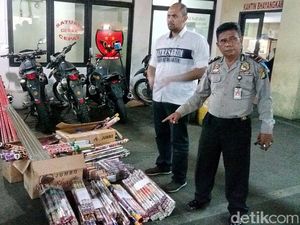 Jelang Tahun Baru, Polisi Sita Ratusan Kardus Petasan di Jatinegara